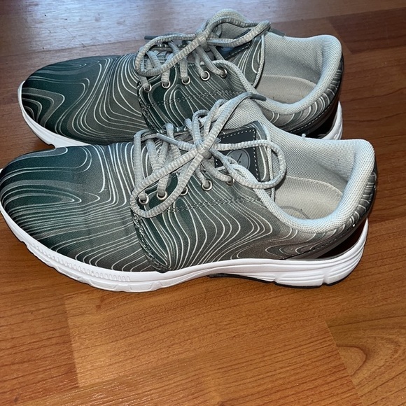 Stylish Gray Women's Sneakers - Picture 2 of 8